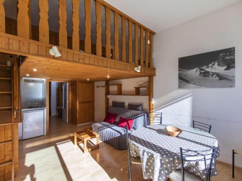 un salon avec une table et un canapé dans l'établissement Studio cosy 4 pers, balcon vue montagne, proche pistes Gourette - FR-1-400-11, à Gourette