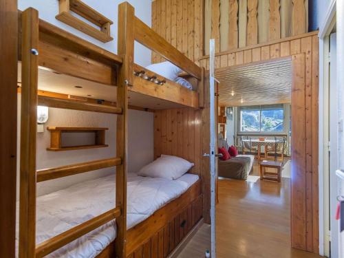 - une chambre avec des lits superposés dans une cabine dans l'établissement Studio cosy 4 pers, balcon vue montagne, proche pistes Gourette - FR-1-400-11, à Gourette