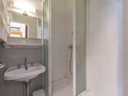 uma casa de banho com um lavatório e um chuveiro em Studio Gourette, 1 pièce, 4 personnes - FR-1-400-11 em Gourette