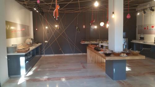 una grande stanza con aasteryasteryasteryasteryasteryasteryasteryasteryasteryasteryasteryastery di Arinnanda Hotel Cesme a Çeşme