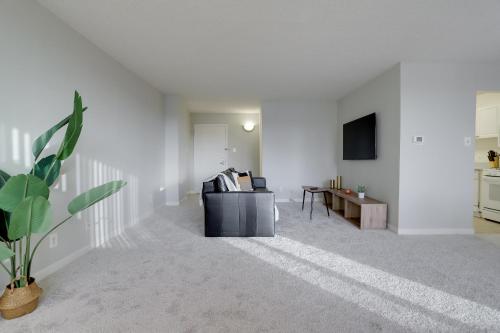 TV a/nebo společenská místnost v ubytování Located Crystal City Apt with Dazzling Amenities