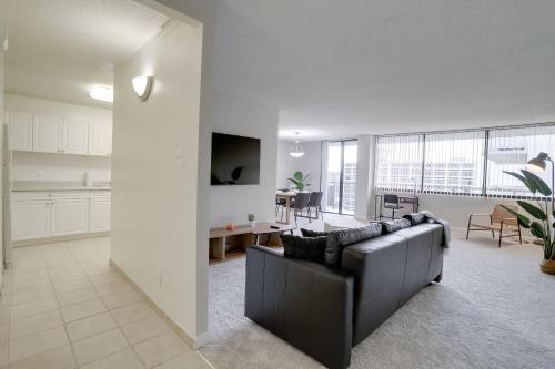 TV a/nebo společenská místnost v ubytování Located Crystal City Apt with Dazzling Amenities