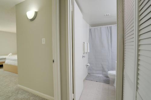 Koupelna v ubytování Located Crystal City Apt with Dazzling Amenities