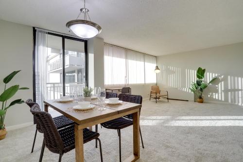 Posezení v ubytování Located Crystal City Apt with Dazzling Amenities