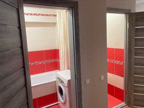 La salle de bains est pourvue d'un lave-linge et d'un sèche-linge. dans l'établissement Apartment Soborna St., à Vinnytsia