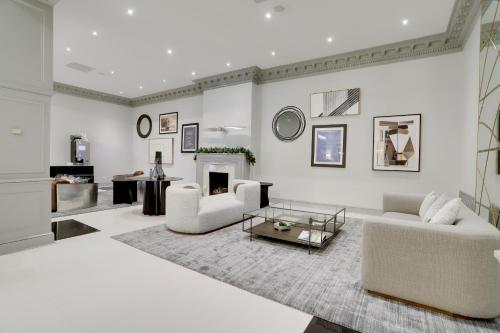 ein Wohnzimmer mit 2 Sofas und einem Kamin in der Unterkunft Located Crystal City Apt with Dazzling Amenities in Arlington