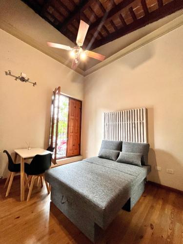- une chambre avec un lit, un ventilateur de plafond et une table dans l'établissement Casita AE 144 - Gualeguaychú, en dólares, à Gualeguaychú