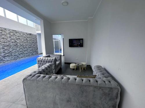 a living room with a couch and a tv at la casa del encanto in Tarapoto