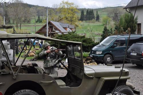 a man in military uniform aiming a gun at a vehicle at Dwa Dęby in Lubawka