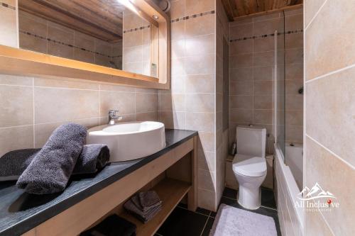 une salle de bain avec un lavabo et des toilettes dans l'établissement 