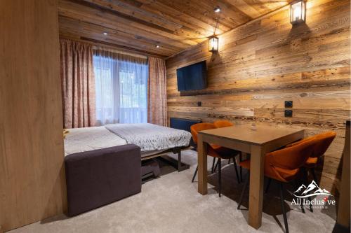 une chambre avec un lit et une table dans une pièce dans l'établissement 