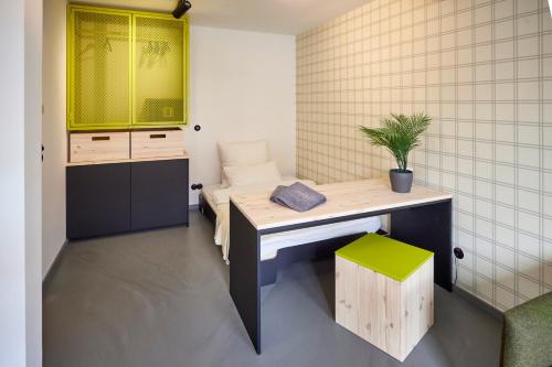 a kitchen with a desk with a potted plant on it at Schlachte 22 Living in Bremen