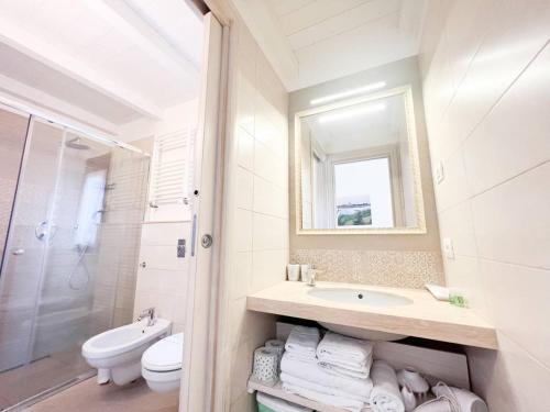 マルサラにあるB d L Open Spaceのバスルーム(洗面台、トイレ、鏡付)