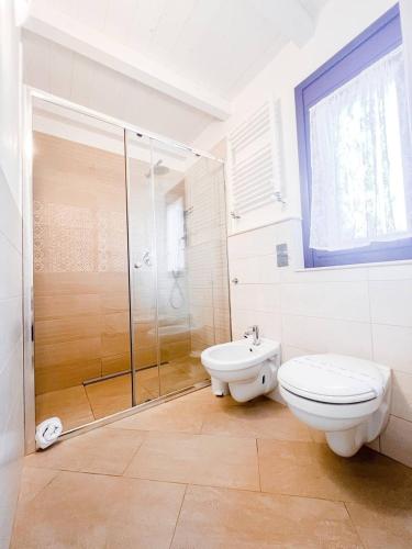 a bathroom with a toilet and a shower and a sink at BdL Open Space in Marsala