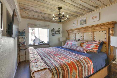 - une chambre avec un grand lit et une tête de lit en bois dans l'établissement Ski-In Red River Retreat Balcony, Mountain Views!, à Red River