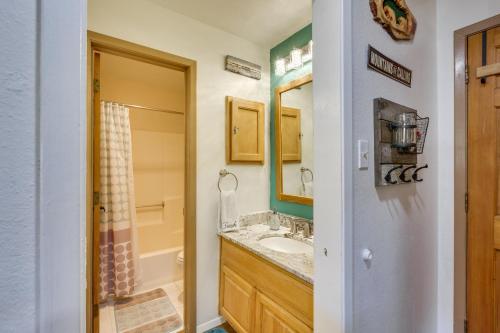 La salle de bains est pourvue d'un lavabo et d'un miroir. dans l'établissement Ski-In Red River Retreat Balcony, Mountain Views!, à Red River