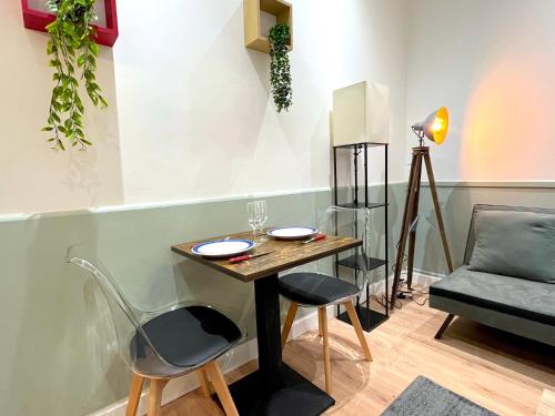 mały stół i krzesła w pokoju w obiekcie Loft Vincennes w mieście Vincennes