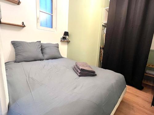 uma cama num quarto com uma cortina preta em Loft Vincennes em Vincennes