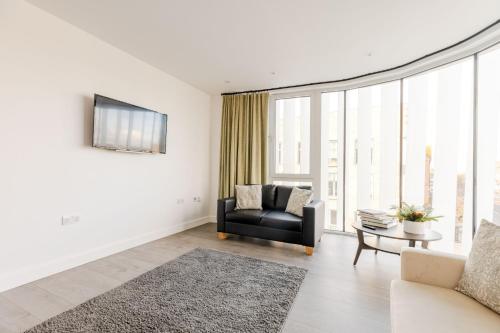 a living room with a couch and a table at Boutique Vertigo Apartment Central Kingston/London in Kingston upon Thames