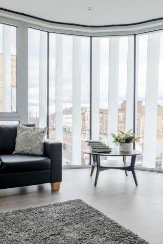 a living room with a couch and a coffee table at Boutique Vertigo Apartment Central Kingston/London in Kingston upon Thames