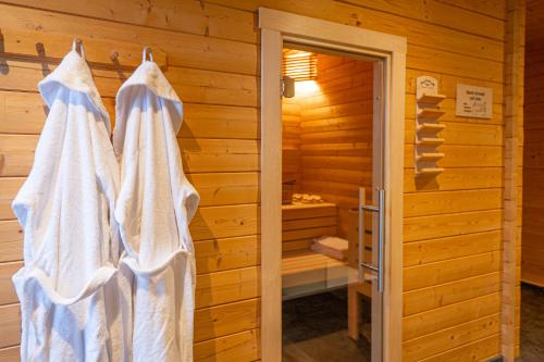 eine Sauna in einem Blockhaus in der Unterkunft Hotel Velo in Quakenbrück