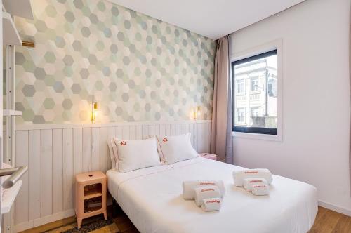 - une chambre avec un lit blanc et 2 oreillers dans l'établissement Hopstays Oporto Vibes - City Center Studio, à Porto