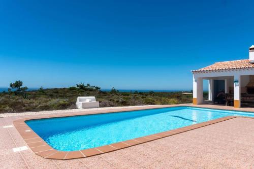Moradia com piscina e vista Mar