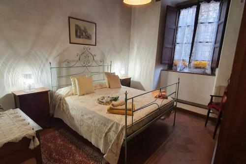 1 dormitorio con 1 cama con marco de metal en La Colonna - La Colonna, en Lucca