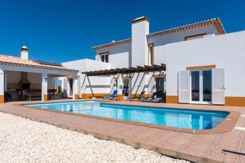 Moradia com piscina e vista Mar