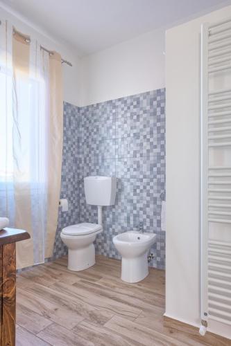 a bathroom with a toilet and a sink at LANTERNA DEL DELTA Guest House in Porto Tolle