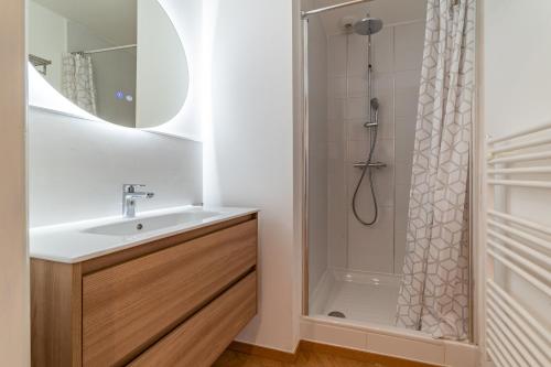 un baño con lavabo y ducha en Le plus beau balcon des Arènes, en Nimes