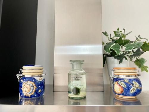 deux images de deux vases sur une étagère dans l'établissement THE WHITE HOUSE, Modern apartment in Center, à Milan