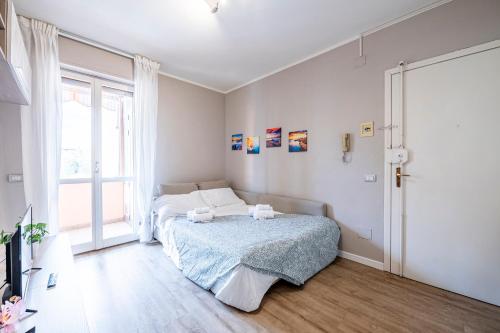 - une chambre avec un lit et une grande fenêtre dans l'établissement Homiday- Free Parking - Design Flat - Ospedale Cisanello, à Pise
