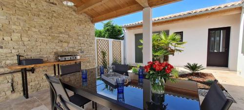 Photo de la galerie de l'établissement Superbe villa avec piscine chauffée à proximité du centre village, à La Flotte