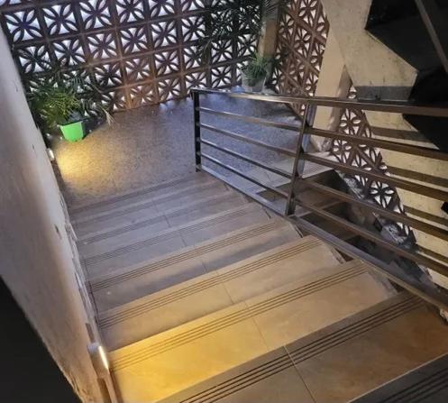 un conjunto de escaleras en un edificio con algunas plantas en Great Heights Motel, en Entebbe