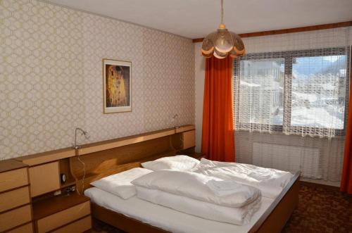 En eller flere senge i et værelse på Haus Grader