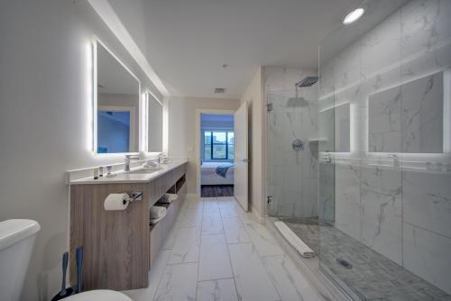 een badkamer met een wastafel en een douche bij Moderno Homes in Fort Lauderdale