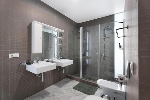 a bathroom with two sinks and a shower at Villa en Hábitat del Duque in Adeje