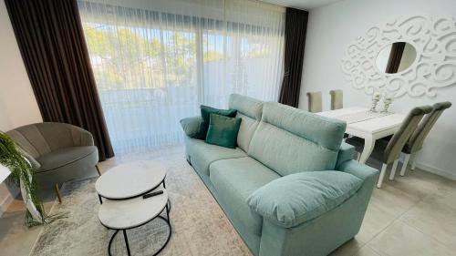 - un salon avec un canapé bleu et une table dans l'établissement Estepona South bay, à Estepona