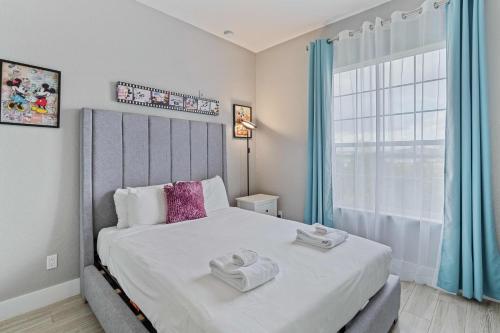 a bedroom with a large bed with towels on it at 5048 Shoreway Loop 407 in Orlando