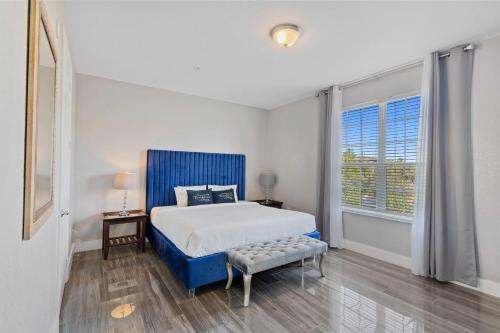 - une chambre avec un lit bleu et blanc et une fenêtre dans l'établissement 4816 Cayview Avenue 303, à Orlando
