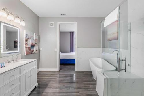 La salle de bains est pourvue d'une baignoire, d'un lavabo et d'une douche. dans l'établissement 4816 Cayview Avenue 303, à Orlando
