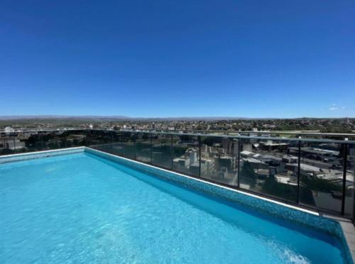 una piscina con vistas a la ciudad en Departamento céntrico Etoile 3 Confort totalmente equipado Piscina y asadores en Villa Carlos Paz