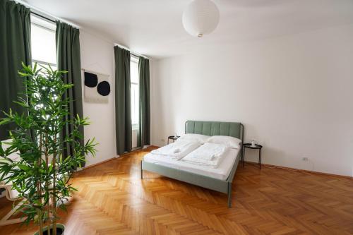 Una cama o camas en una habitación de Vienna City Apartments Belvedere