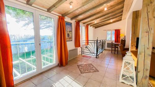 Il comprend un salon doté de grandes fenêtres et d'un balcon. dans l'établissement Villa à proximité de la plage, à Sainte-Marie de Ré