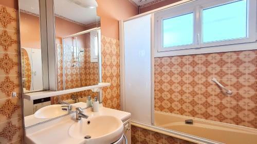 een badkamer met een wastafel, een douche en een raam bij Villa à proximité de la plage in Sainte-Marie-de-Ré