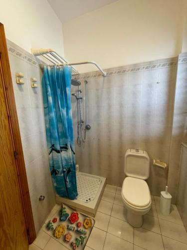 une salle de bain avec toilettes et douche dans l'établissement PIETRA BIANCA, à Acireale