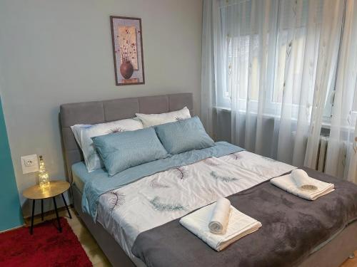 ein Schlafzimmer mit einem Bett mit Handtüchern darauf in der Unterkunft Apartment Gataric Banja Luka in Banja Luka
