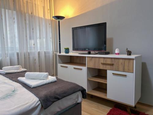ein Schlafzimmer mit einem TV auf einem weißen Schrank in der Unterkunft Apartment Gataric Banja Luka in Banja Luka