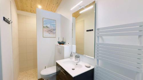 Koupelna v ubytování charmante location sous les pins et à proximité de la plage